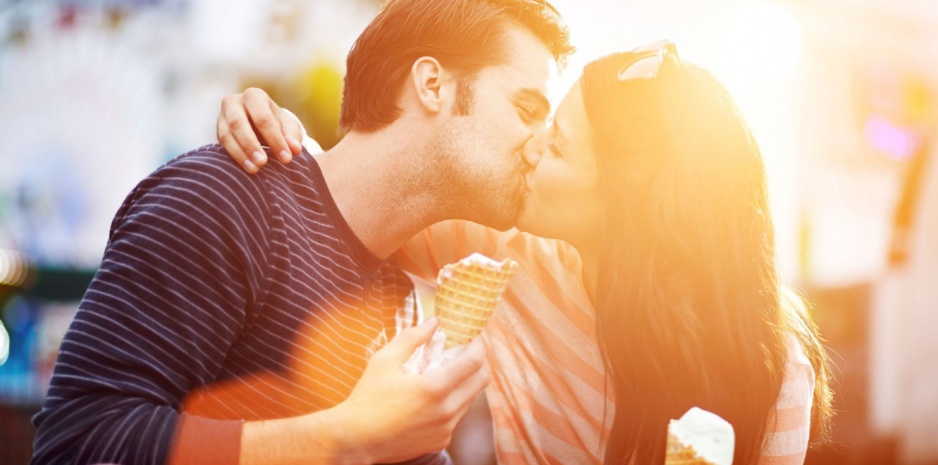 sweet_kiss-wallpaper-1366x768