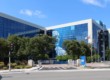 Enseigne Intel lumineuse sur la façade d'un bâtiment d'entreprise, évoquant les investissements massifs dans les semi-conducteurs et l'IA