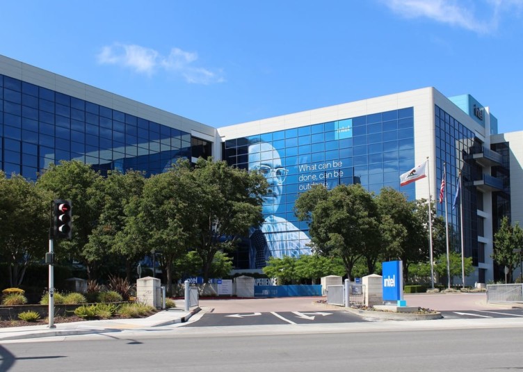 Enseigne Intel lumineuse sur la façade d'un bâtiment d'entreprise, évoquant les investissements massifs dans les semi-conducteurs et l'IA