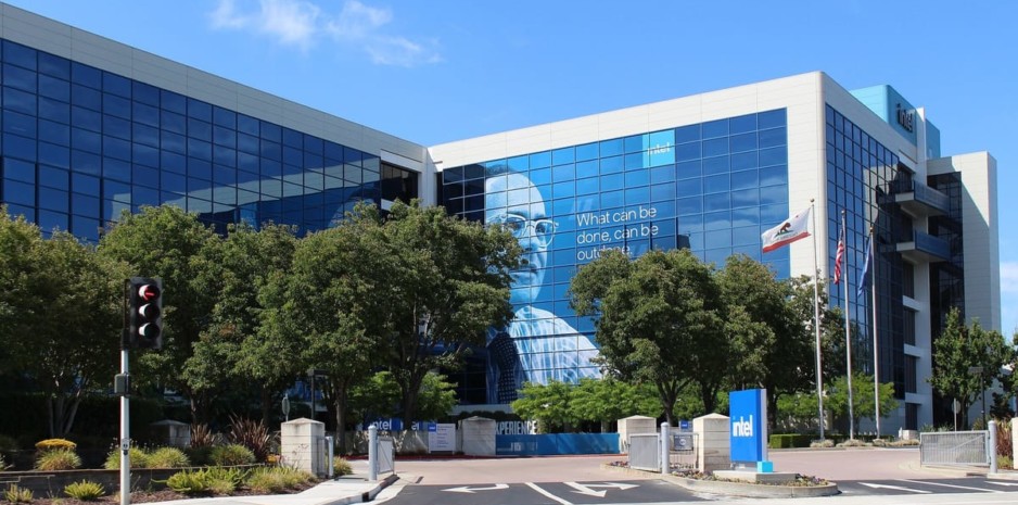 Enseigne Intel lumineuse sur la façade d'un bâtiment d'entreprise, évoquant les investissements massifs dans les semi-conducteurs et l'IA