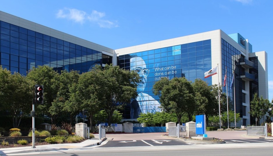 Enseigne Intel lumineuse sur la façade d'un bâtiment d'entreprise, évoquant les investissements massifs dans les semi-conducteurs et l'IA
