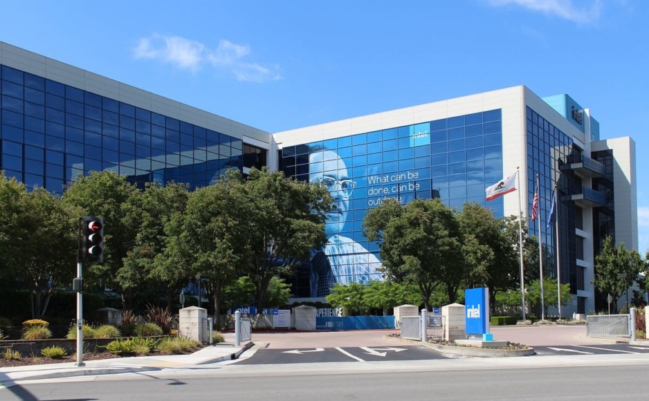 Enseigne Intel lumineuse sur la façade d'un bâtiment d'entreprise, évoquant les investissements massifs dans les semi-conducteurs et l'IA