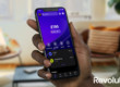Smartphone affichant l'interface de l'application Revolut avec un aperçu de compte bancaire