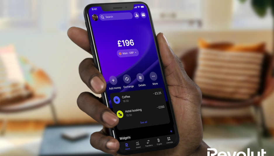 Smartphone affichant l'interface de l'application Revolut avec un aperçu de compte bancaire
