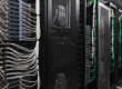 Rangées de serveurs dans un grand datacenter à haute densité de calcul
