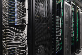 Rangées de serveurs dans un grand datacenter à haute densité de calcul