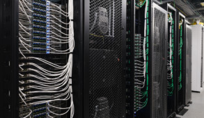 Rangées de serveurs dans un grand datacenter à haute densité de calcul