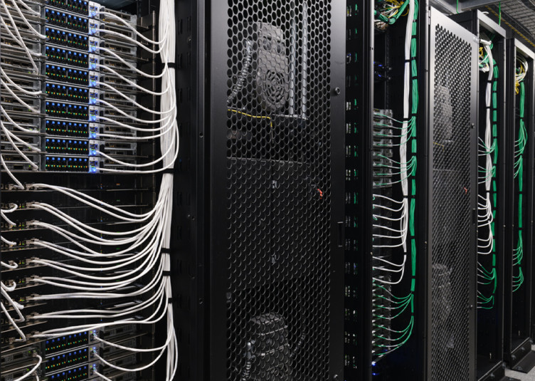 Rangées de serveurs dans un grand datacenter à haute densité de calcul