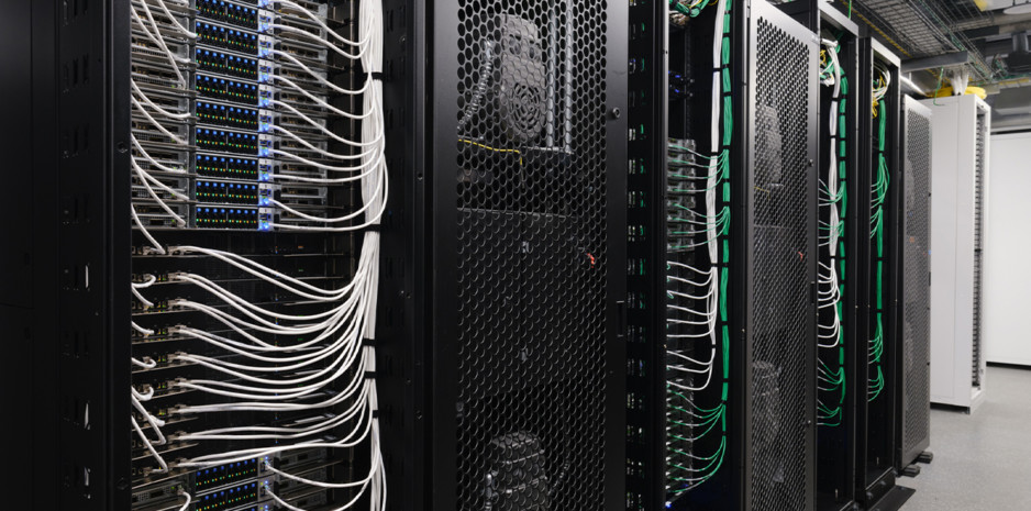 Rangées de serveurs dans un grand datacenter à haute densité de calcul