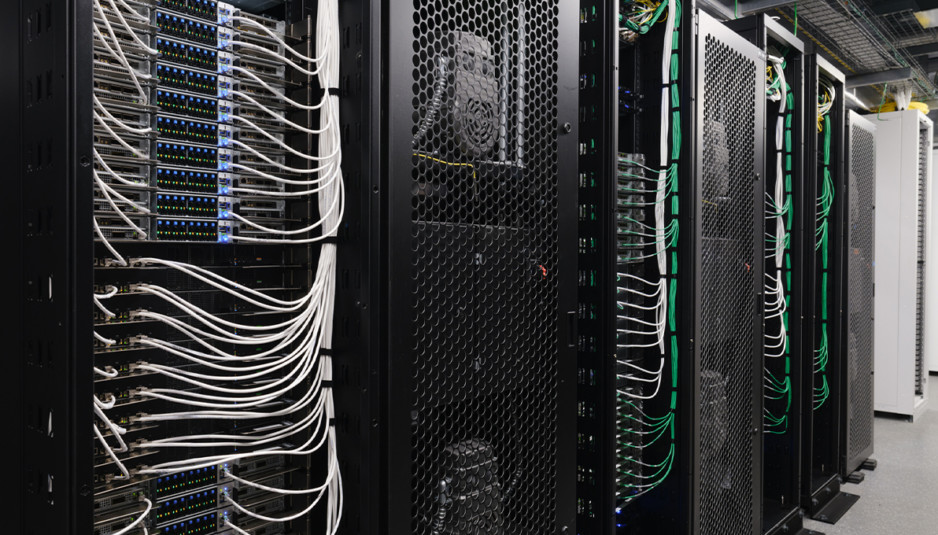 Rangées de serveurs dans un grand datacenter à haute densité de calcul