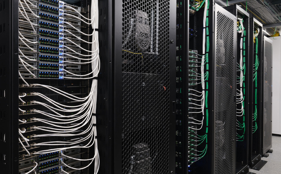 Rangées de serveurs dans un grand datacenter à haute densité de calcul