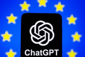 Écran affichant l'interface de ChatGPT avec le drapeau de l'Union européenne en arrière-plan