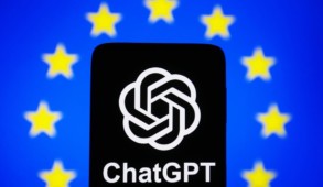 Écran affichant l'interface de ChatGPT avec le drapeau de l'Union européenne en arrière-plan