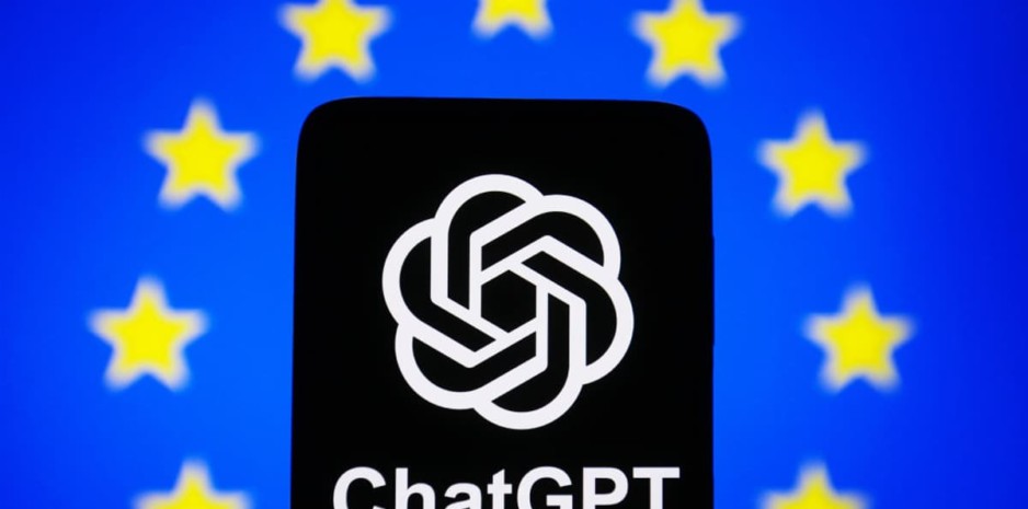 Écran affichant l'interface de ChatGPT avec le drapeau de l'Union européenne en arrière-plan