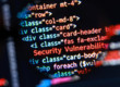 Écran d'ordinateur affichant un avertissement de sécurité critique sur fond de code PHP