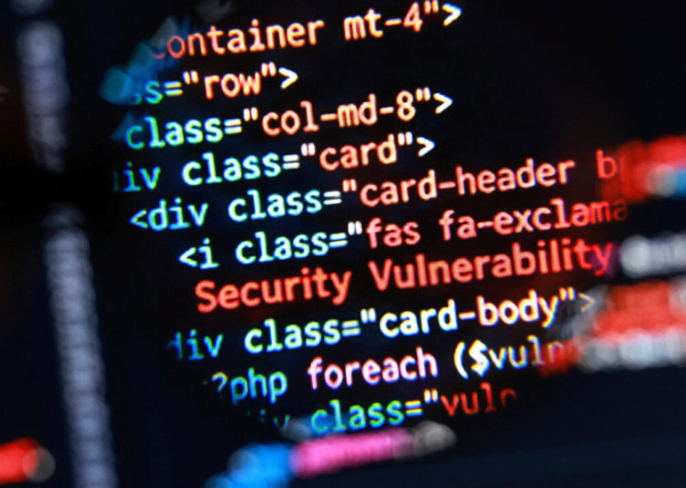 Écran d'ordinateur affichant un avertissement de sécurité critique sur fond de code PHP