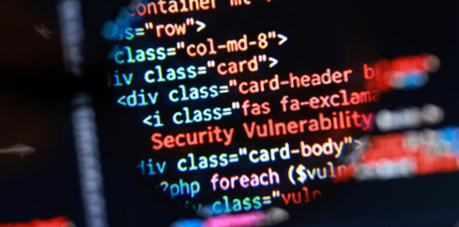 Écran d'ordinateur affichant un avertissement de sécurité critique sur fond de code PHP
