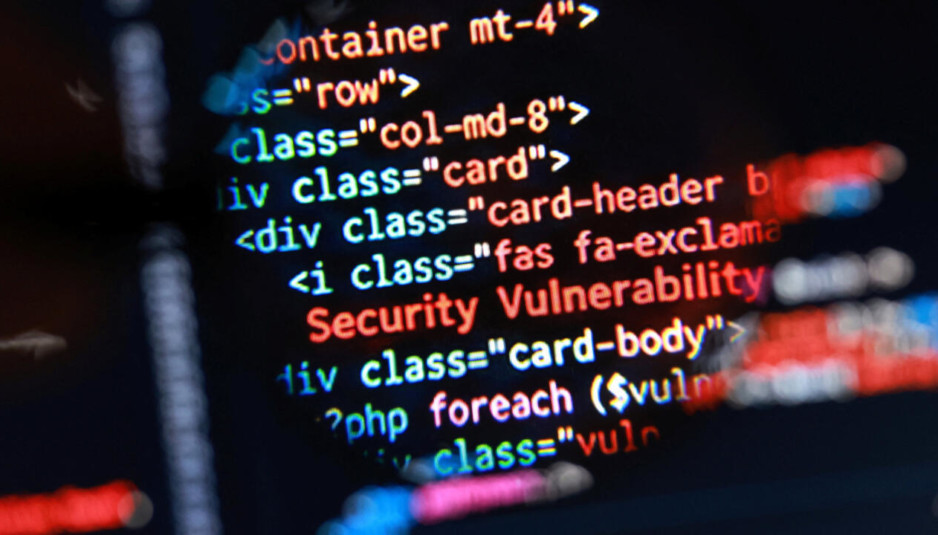 Écran d'ordinateur affichant un avertissement de sécurité critique sur fond de code PHP