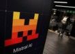 Logo Mistral AI sur fond de serveurs de calcul GPU illustrant l'entraînement du modèle Large 4 en Europe
