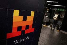 Logo Mistral AI sur fond de serveurs de calcul GPU illustrant l'entraînement du modèle Large 4 en Europe