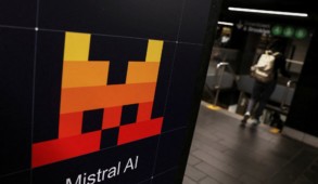 Logo Mistral AI sur fond de serveurs de calcul GPU illustrant l'entraînement du modèle Large 4 en Europe