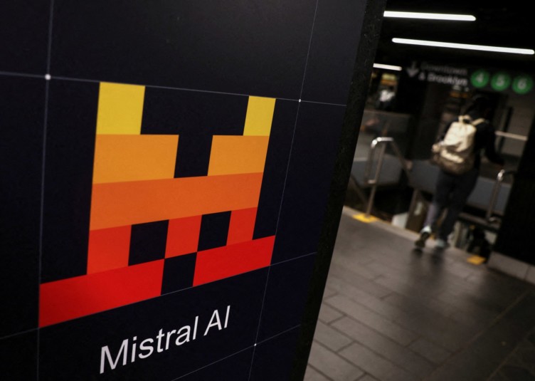 Logo Mistral AI sur fond de serveurs de calcul GPU illustrant l'entraînement du modèle Large 4 en Europe
