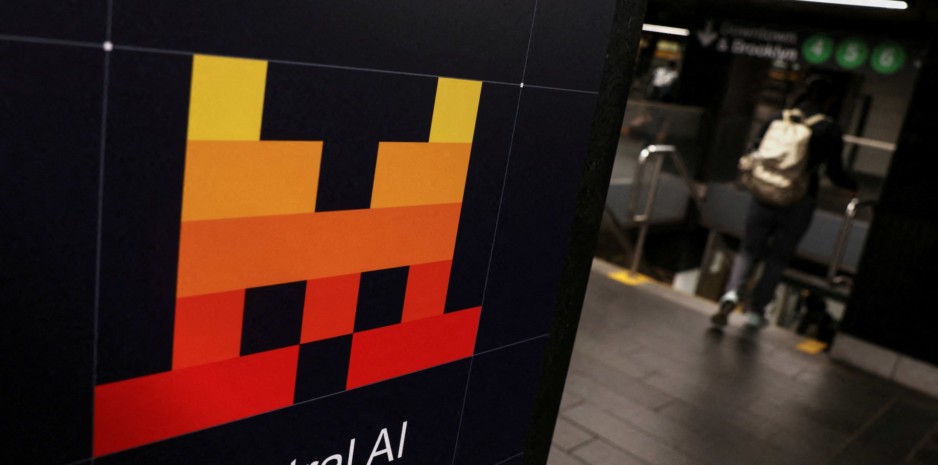 Logo Mistral AI sur fond de serveurs de calcul GPU illustrant l'entraînement du modèle Large 4 en Europe