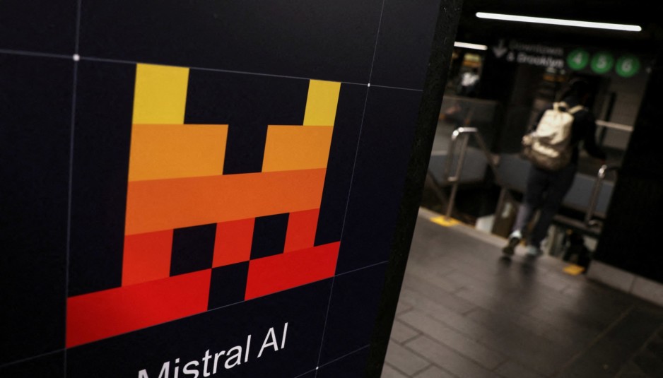 Logo Mistral AI sur fond de serveurs de calcul GPU illustrant l'entraînement du modèle Large 4 en Europe