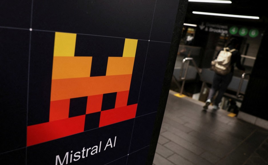 Logo Mistral AI sur fond de serveurs de calcul GPU illustrant l'entraînement du modèle Large 4 en Europe